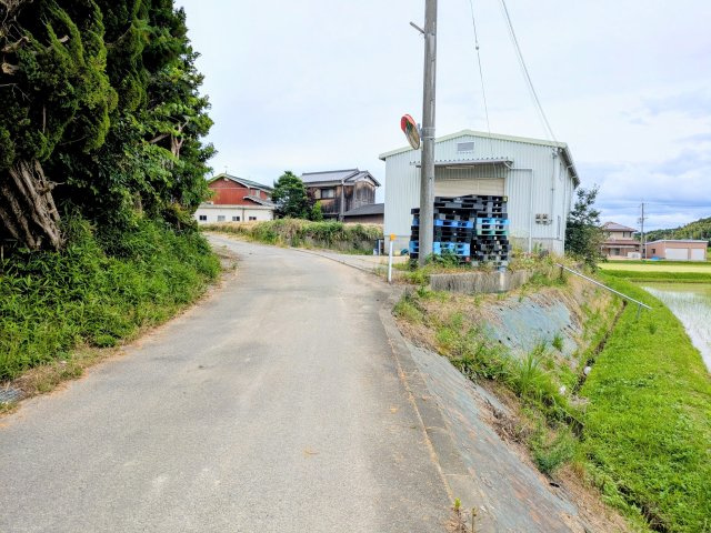 姫路市山田町南山田　建築条件なし土地　　の周辺|道路北西側側。周辺はのどかな田園風景です。南約50mで国道「小野香寺線」とアクセスも良好です。