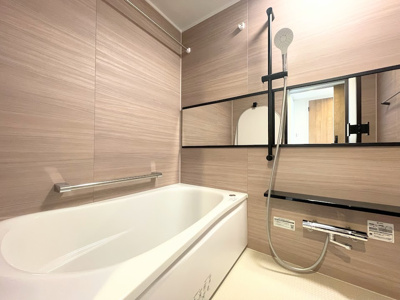 【浴室】 | ライオンズマンション生麦 | ◆モダンデザインの空間が気持ちよさを高めてくれるバスルーム。すっきりとした清潔感の中に都会的なセンスが感じられ、心身をリフレッシュできる寛ぎを深めてくれるスペースです（モデルルーム写真）