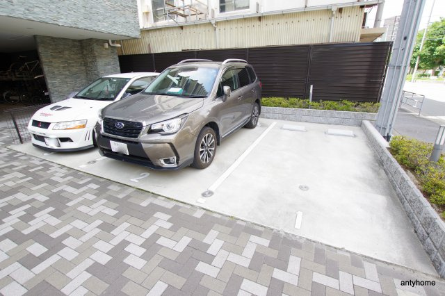 レジュールアッシュ福島キューズ　仲介手数料無料の駐車場