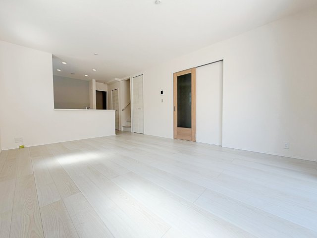 リーブルガーデン　岡崎市元能見町の居間・リビング|家族が自然と集まる広々としたリビング。お子様の成長を見守りながら過ごせます。																
