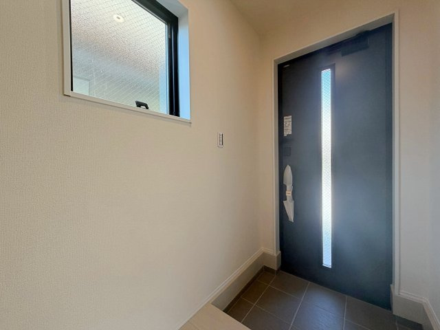 リーブルガーデン　岡崎市元能見町の玄関|すっきり片付く玄関収納付き。お出かけ前のバタバタも解消し、気持ちよく一日をスタートできそうです。									
								