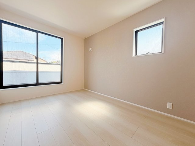 リーブルガーデン　岡崎市元能見町の洋室|陽当りの良い洋室は、お子様の勉強部屋や家族の寝室としても使える、暮らしに合わせて活用できる空間です。									
									
