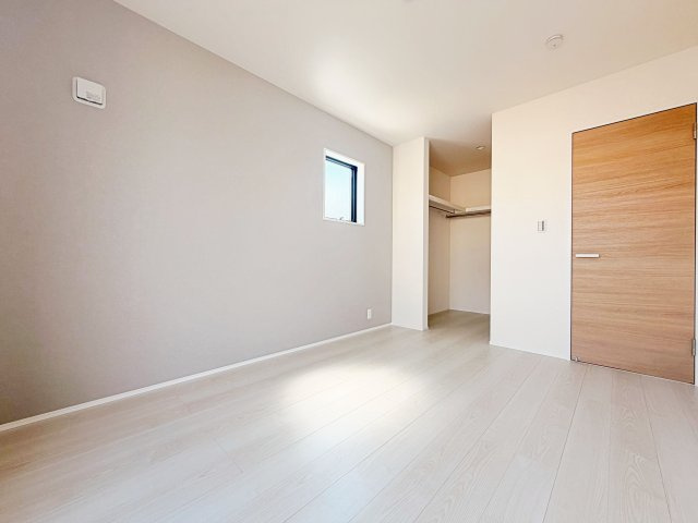 リーブルガーデン　岡崎市元能見町の洋室|陽当りの良い洋室は、お子様の勉強部屋や家族の寝室としても使える、暮らしに合わせて活用できる空間です。									
									
