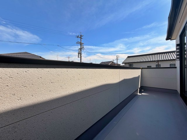 リーブルガーデン　岡崎市元能見町のバルコニー|家族の洗濯物もまとめて干せる、広さと使いやすさを兼ね備えたバルコニー。家事効率もぐっと高まります。									
									
