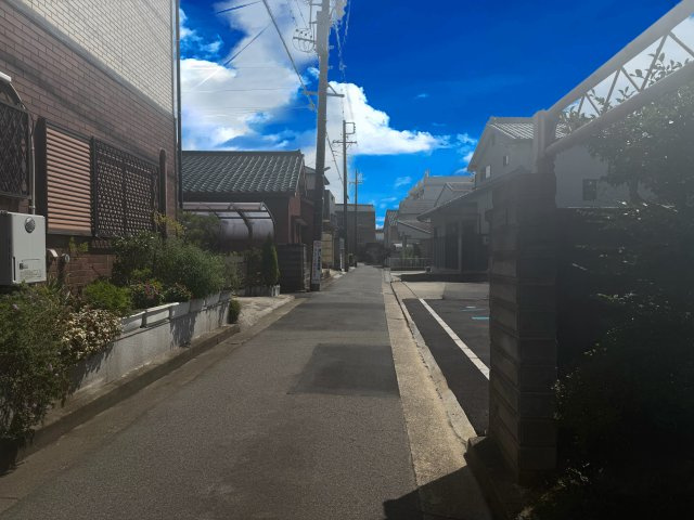 リーブルガーデン　岡崎市元能見町の前面道路含む現地写真|十分な幅が確保されており、車の出し入れもスムーズ。お子様の送り迎えなど、日常の動作も快適に行えます。						