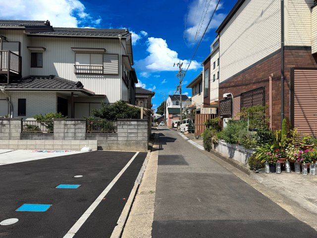 リーブルガーデン　岡崎市元能見町の前面道路含む現地写真|十分な幅が確保されており、車の出し入れもスムーズ。お子様の送り迎えなど、日常の動作も快適に行えます。							