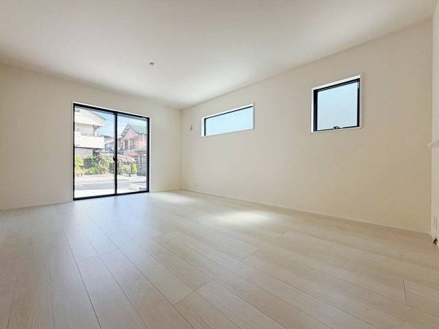 リーブルガーデン　岡崎市元能見町の居間・リビング|家族が自然と集まる広々としたリビング。お子様の成長を見守りながら過ごせます。									