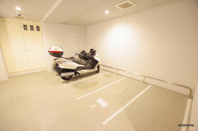 ファーストステージ梅田WEST　仲介手数料無料の駐車場