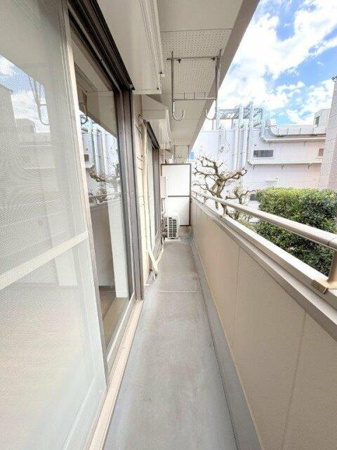 ピアレス下北沢Ａのバルコニー|開放的で明るい空間を演出してくれるバルコニーです