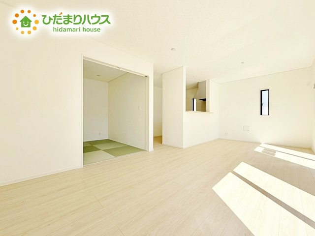 【居間・リビング】 | 石岡市東光台第4　新築戸建　2号棟 | 風通しが良いため、夏は風を感じて涼しく過ごせます(^^♪