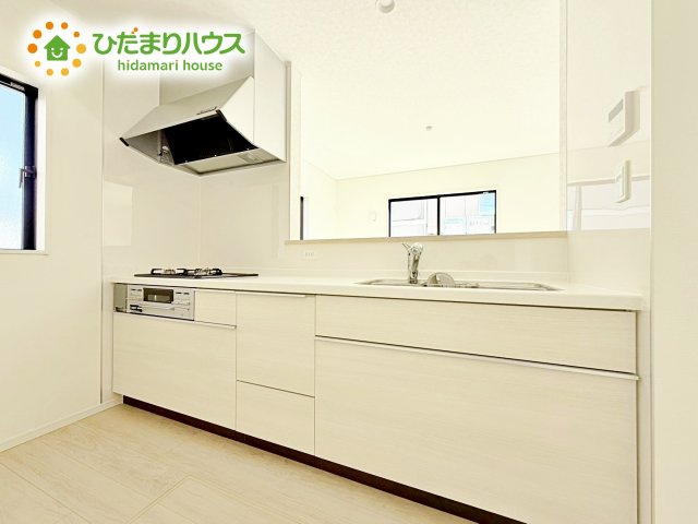 【キッチン】 | 石岡市東光台第4　新築戸建　2号棟 | 広々として使い勝手のよい明るく開放的なキッチン