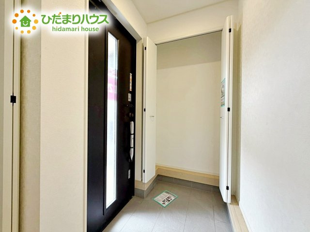 【玄関】 | 石岡市東光台第4　新築戸建　2号棟 | 天井まであるシューズボックスは、家族全員の靴が入るため、散らかりがちな玄関もスッキリ片付きますね。
