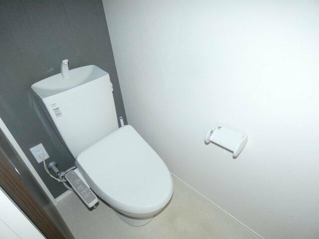 グランシャリオ三軒茶屋のトイレ|落ち着いた色調のトイレです