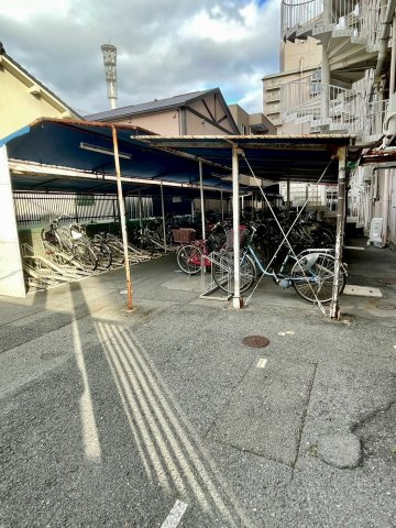 シャトー三愛の駐輪場