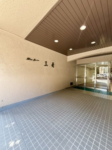シャトー三愛のエントランス