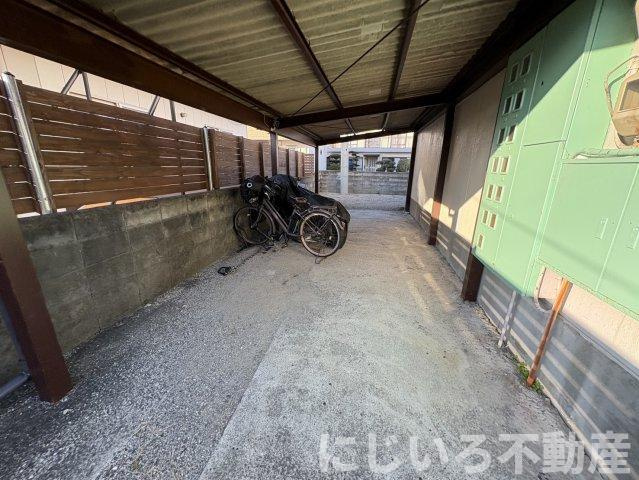 アイリス南開の駐車場