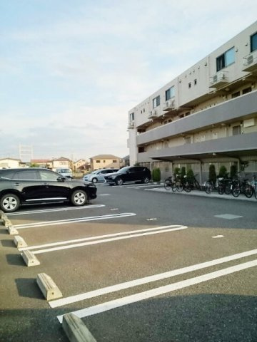サンリット　スクエアの駐車場|車をお持ちの方に嬉しい駐車場付きの物件です
