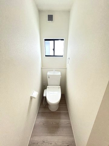 【内装】 | 福岡市博多区浦田1丁目11期　5号棟（全5棟）【仲介手数料無料・0円】 | 施工例。1階のトイレです。施工例は完成時と異なる場合があります。