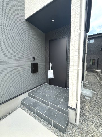 【玄関】 | 福岡市博多区浦田1丁目11期　5号棟（全5棟）【仲介手数料無料・0円】 | 施工例。施工例は完成時と異なる場合があります。
