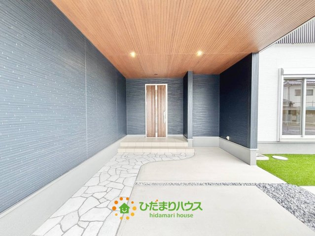古河下辺見第6　新築一戸建て　05　の玄関|アプローチが長く雨天にも濡れず玄関までいけます！！