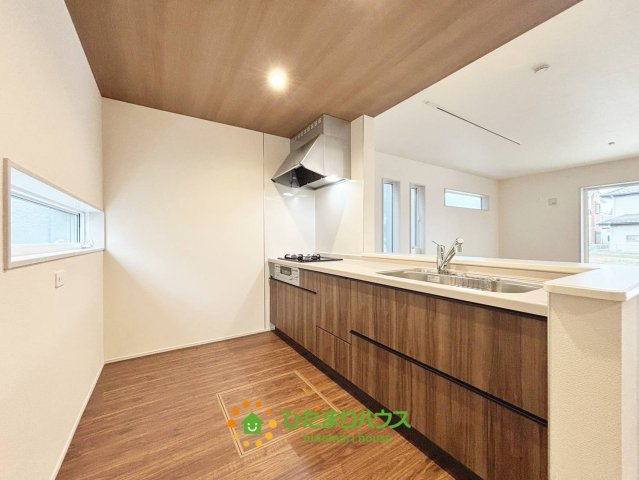 古河下辺見第6　新築一戸建て　05　のキッチン|開放的なキッチンで、リビングとの一体感があります！