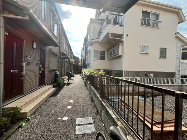 目黒区緑が丘　新築戸建の前面道路含む現地写真|2026.08.20撮影　南側通路を含む現地