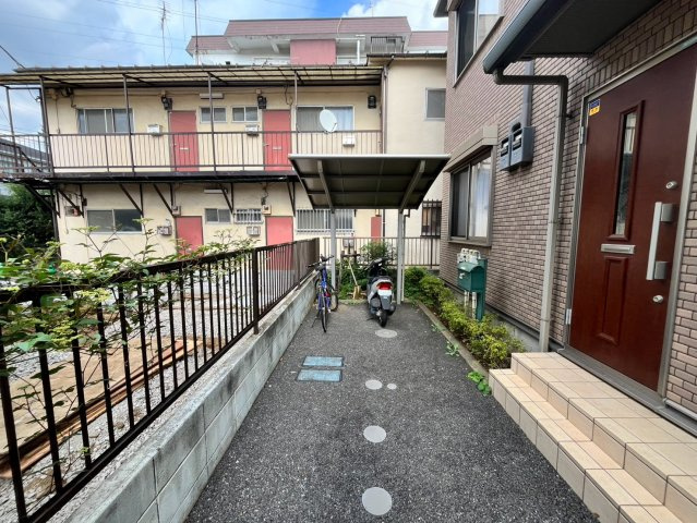 目黒区緑が丘　新築戸建の前面道路含む現地写真|2026.08.20撮影　南側通路を含む現地
