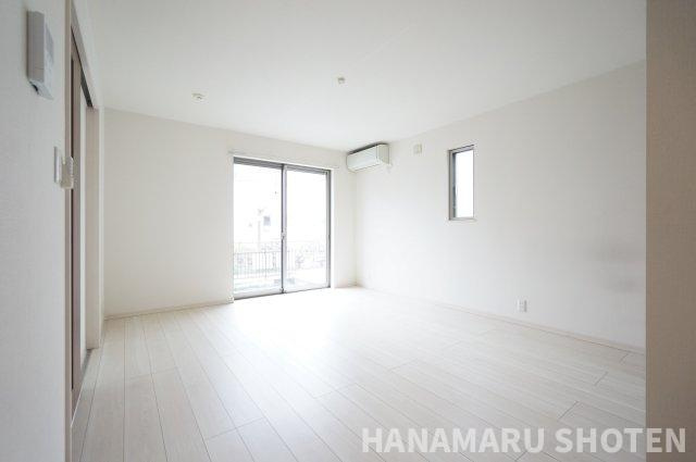 ネオ君塚戸建の居間・リビング