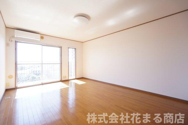 第二みつわ台ハイツDの居間・リビング|物件、駅でお待ち合わせでのご案内歓迎！