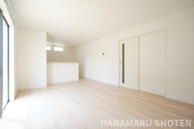 クレイドルガーデン市原市今津朝山の居間・リビング|物件、駅でお待ち合わせでのご案内歓迎！