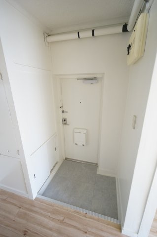 ビレッジハウス検見川8号棟の玄関|ご見学・ご契約時の送迎可能！