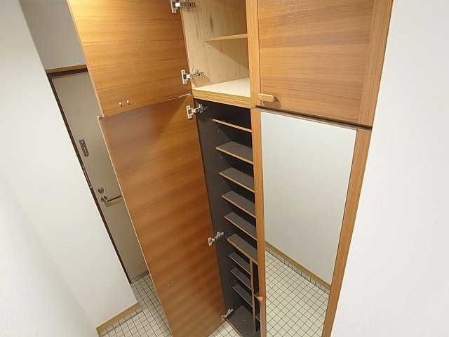 ホワイトハイツの玄関|鏡付きのシューズＢＯＸ