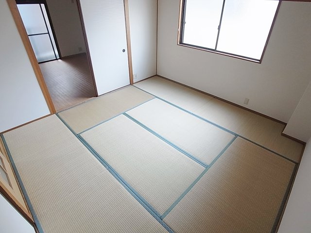 ホワイトハイツの内装|8帖の和室も広々使えます