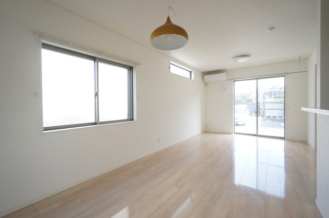 星久喜町戸建　の居間・リビング|お電話でのご予約がスムーズです！