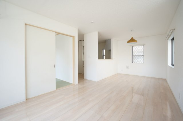 星久喜町戸建　の居間・リビング|ご見学・ご契約時の送迎可能！