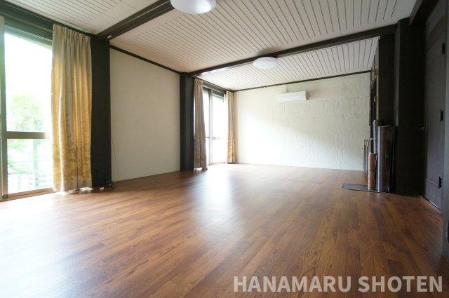 高津戸町戸建貸家の居間・リビング|物件、駅でお待ち合わせでのご案内歓迎！