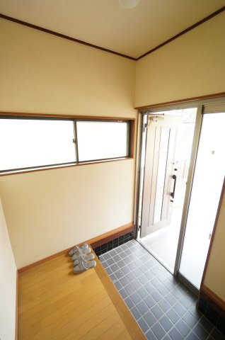 村田町貸戸建の玄関|ご見学・ご契約時の送迎可能！