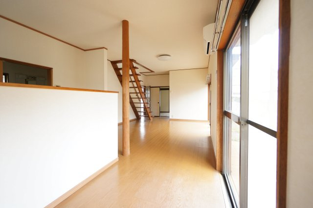 村田町貸戸建の居間・リビング|当日の見学大歓迎！