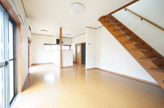 村田町貸戸建の居間・リビング|当日の見学大歓迎！