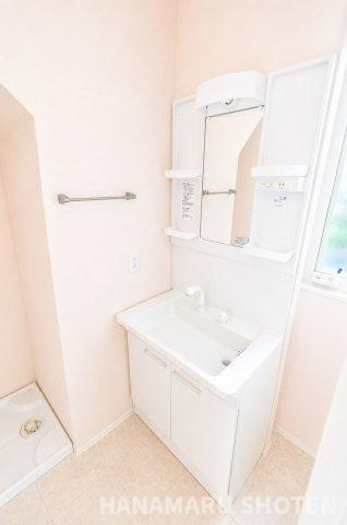 カメリアコートの独立洗面台|物件、駅でお待ち合わせでのご案内歓迎！