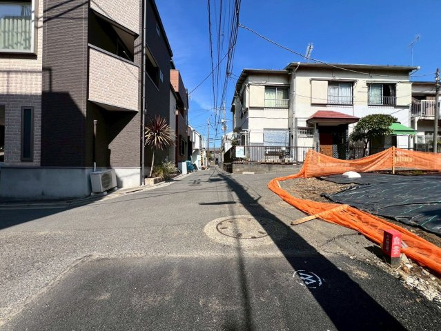 【前面道路含む現地写真】 | 品川区豊町６丁目　新築戸建て | 見通しの良い前面道路で、毎日の出入りも快適です