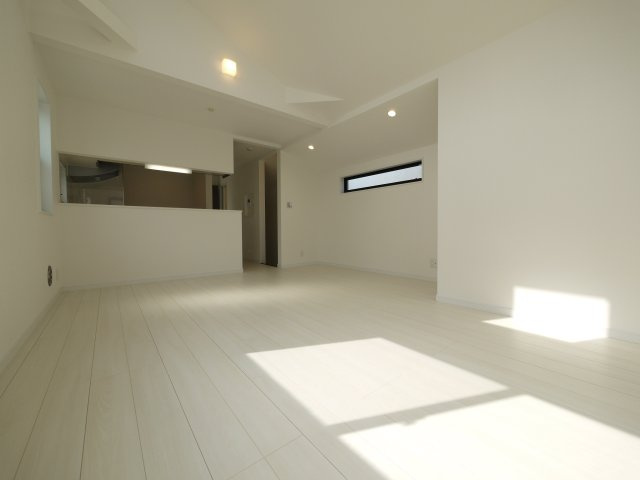 【居間・リビング】 | 品川区豊町６丁目　新築戸建て | 【施工例】家族が自然と集まる、開放感あふれるゆとりのLDK