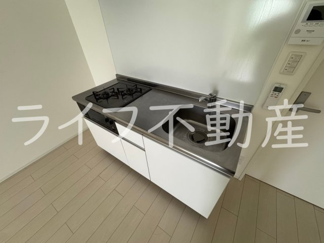 グラスハウスのキッチン|コンパクトなキッチンで掃除もラクラク