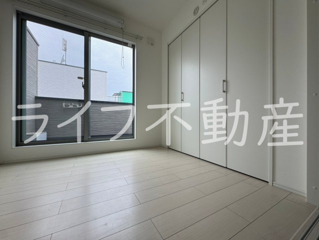 グラスハウスの寝室|広くて明るい寝室