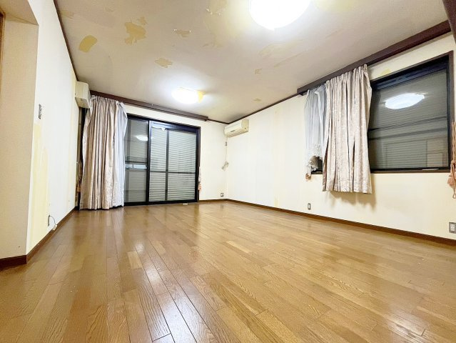矢野南5丁目戸建の居間・リビング