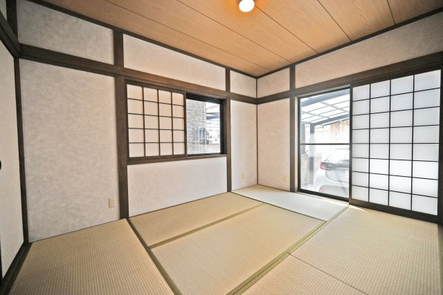 吹田市岸部北３丁目中古一戸建て│4SLDK＋並列駐車2台可の和室|和室約6帖
畳の香りとやわらかな感触に包まれ、ほっとできる空間です。