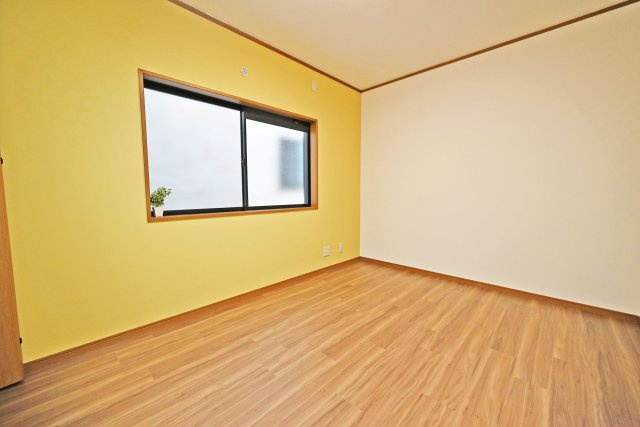 吹田市岸部北３丁目中古一戸建て│4SLDK＋並列駐車2台可の子供部屋|洋室①約6帖
イエローのアクセントクロスを採用した、おしゃれな洋室です。