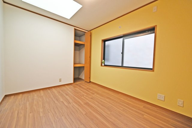 吹田市岸部北３丁目中古一戸建て│4SLDK＋並列駐車2台可の子供部屋|子ども部屋に適した広さがあり、学習机やベッドもゆったりとレイアウトできます。