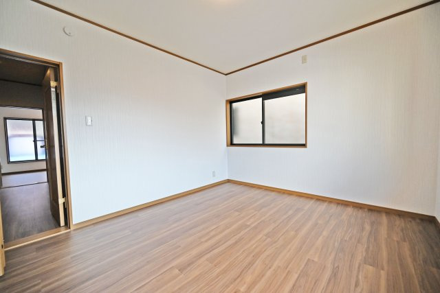 吹田市岸部北３丁目中古一戸建て│4SLDK＋並列駐車2台可の寝室|洋室②約帖
ベッドや収納家具も、ゆったりとレイアウトできます。