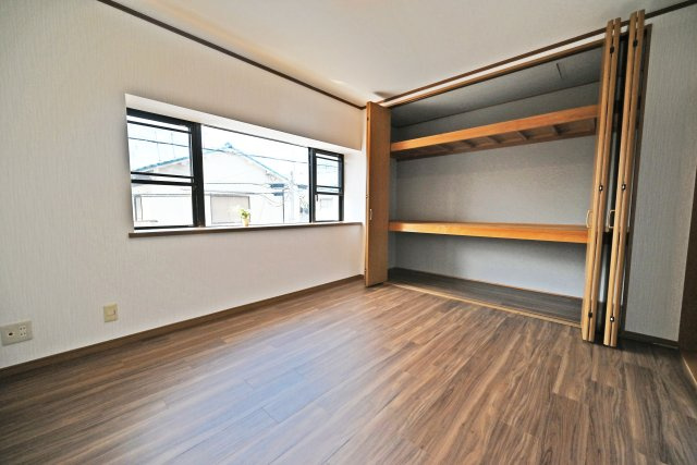吹田市岸部北３丁目中古一戸建て│4SLDK＋並列駐車2台可の収納|収納力のあるクローゼットがあり、上部棚には収納ボックスを使って季節物も整理できます。